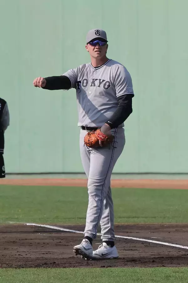 【巨人】ダルベックが初の一塁　オレンジのファーストミットで軽快な動き