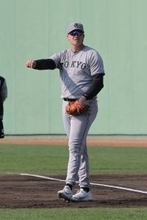 【巨人】ダルベックが初の一塁　オレンジのファーストミットで軽快な動き