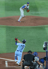 岡本和真が投手・大谷翔平とメジャー初対決　１打席目は１６１キロの直球に空振り三振…ドジャース戦に「５番・三塁」でスタメン