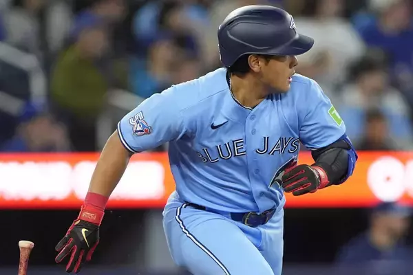 岡本和真が投手・大谷翔平とメジャー初対決　１打席目は１６１キロの直球に空振り三振…ドジャース戦に「５番・三塁」でスタメン