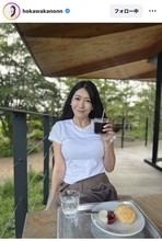 美人気象予報士、半袖白Ｔシャツ姿でカフェタイムを満喫！穂川果音の美スタイル全開ショットに絶賛の声