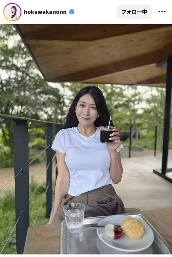 美人気象予報士、半袖白Ｔシャツ姿でカフェタイムを満喫！穂川果音の美スタイル全開ショットに絶賛の声