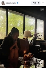佐田真由美、４９歳誕生日に娘２人からのサプライズに感激「世界一のケーキ」「幸せな気持ちに」「美しすぎ」
