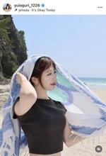「ロック画面にしたい」ＡＫＢ４８メンバー、透明感引き立つ砂浜ショット公開「かわいいゅぃゅぃ」「スタイルよすぎて」小栗有以