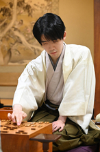 藤井聡太王位が“自身最多タイ”７連覇で六冠維持　激しい寄せ合い制す　伊藤匠二冠は奪取ならず