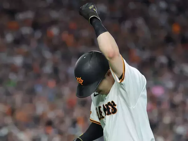 【巨人】暫定首位に浮上！残り９試合ついに　泉口友汰が会心の逆転２点二塁打　渾身ガッツポーズに東京ドーム熱狂…ナイター阪神戦次第で自力Ｖ復活＆虎のマジック消滅