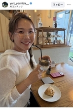 吉田優利、三つ編み×サングラス姿でカフェタイム「次帰ってきた時は柿をたらふく…」かわいすぎオフショットを大量公開！