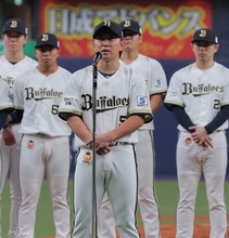 【オリックス】西野真弘、引退セレモニーで亡き父に涙で感謝「野球の道に導いてくれた」小田裕也コーチ、山崎福也から花束受け取る