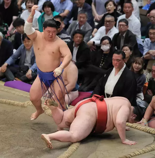 藤ノ川が１１勝目　大関昇進の起点の場所に　３大関を総なめ、終盤まで優勝争いを評価され、２度目の敢闘賞