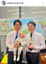 ２児パパ・小泉進次郎氏、８キロの“赤ちゃん”を抱っこ「顔…」「首すわってる？」「素敵です」の声