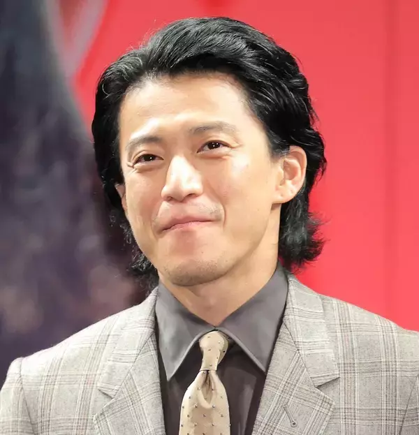 「誰これ」「面影ない…」小栗旬の姿にネット絶句「嘘でしょ声出たわ」「デコ」「わからなかった」