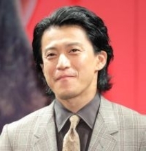 「誰これ」「面影ない…」小栗旬の姿にネット絶句「嘘でしょ声出たわ」「デコ」「わからなかった」