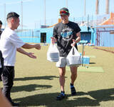 「【巨人】ＦＡ加入の松本剛が報道陣にボリューム満点昼食を差し入れ　伊江島で自主トレ公開」の画像1