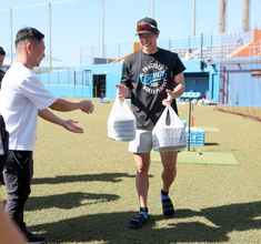 【巨人】ＦＡ加入の松本剛が報道陣にボリューム満点昼食を差し入れ　伊江島で自主トレ公開