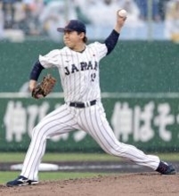 侍ジャパンの壮行試合が豪雨で一時中断　グラウンドにはシート、屋根下に退避するファンも続出　５回表終了で６点リード