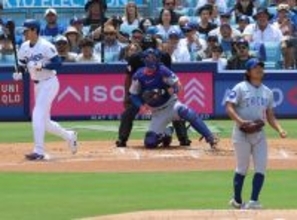 大谷翔平が激走で先制　今永昇太と今季初対決は四球、直後に盗塁＆“送球キック”の珍事で一気に三塁へ…移籍後ワーストの１１試合連続ノーアーチ中、待望の６号なるか
