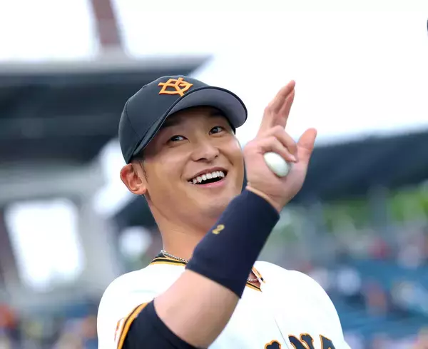 【巨人】故郷凱旋の吉川尚輝が華麗なバックトス披露　美守に地元ファン大歓声