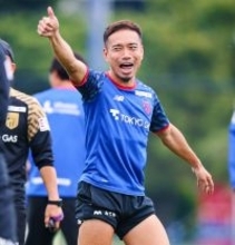 FC東京の長友佑都、佐藤龍之介はリラックスした表情で練習　５大会連続出場狙う長友は「優勝」と一言言い残す　１４時から運命の北中米Ｗ杯日本代表発表　