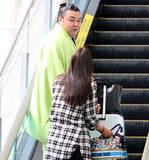 「霧島、夫人同伴で出発「彼女の夢だったので」…１３日から大相撲パリ公演」の画像1