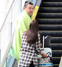 霧島、夫人同伴で出発「彼女の夢だったので」…１３日から大相撲パリ公演