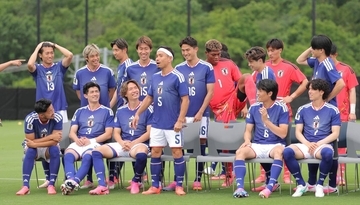 【Ｗ杯】フィールドプレーヤーで残り２人…出場なしの長友佑都が熱すぎる「一気にスタジアムの空気を変えますから」