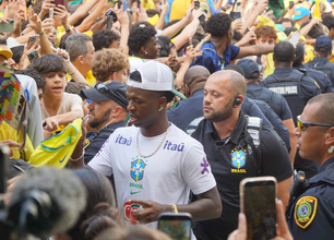 【Ｗ杯】ブラジル代表到着で大混乱…宿舎前に熱狂的サポ殺到　地元警察あきれ顔「３００人と聞いていたが…」
