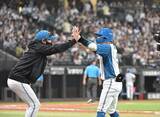 「【日本ハム】新庄監督「約束通り芯に当ててくれた」　代打から登場の奈良間大己が指揮官からのＤＭ通りにサヨナラ二塁打　」の画像1