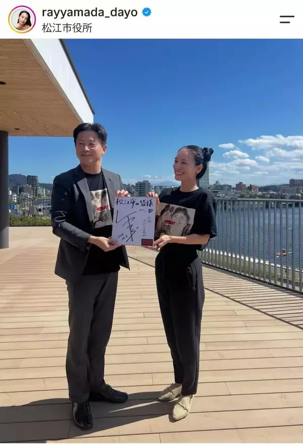 ＶＩＶＡＮＴ別班の美女「わたくし…」２つの肩書を明かす！ペアルックの男性…「テーブルには別班饅頭。新たな指令が入る予感」表敬訪問したレイヤマダ