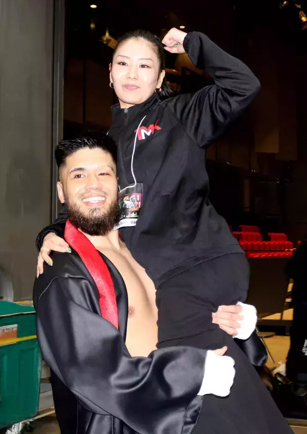 但馬ブランドン・ミツロが再起戦ＴＫＯ勝ち　２５キロ絞って動きにキレ　元プロボクサーのフィアンセに感謝