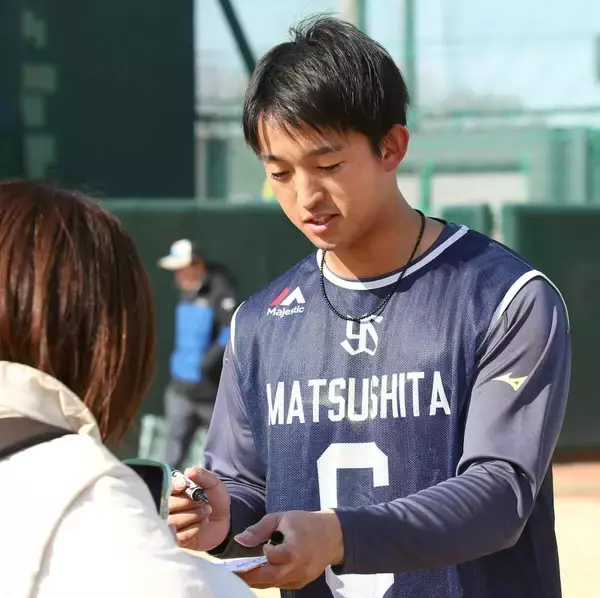 【ヤクルト】ドラフト１位ルーキー松下歩叶が即席サイン会で実感　「ファンの方に愛されるような選手になりたい」