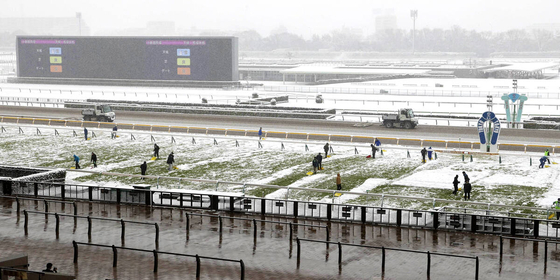 東京＆京都開催中止にファン落胆「まさかの小倉だけ」「とりあえず投票に」　小倉も降雪の影響で発走時間に遅れ