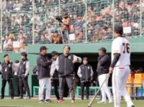 【巨人】松井秀喜氏がグラウンドに登場！ケースノック前の野手陣にあいさつ　スタンドのファンからも盛大な拍手