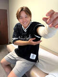 「オリックス・宮城大弥、復活への第一歩「明るい未来を想像する」左肘靱帯再建術から帰国　大阪・舞洲でリハビリ開始　痛々しい手術痕は残るが「何事も前向きに」」の画像1