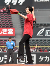 【広島】プリンセス・メグが始球式　栗原恵がノーバウンド投球も「もっとド派手に…」背番号１のカープユニで大役　