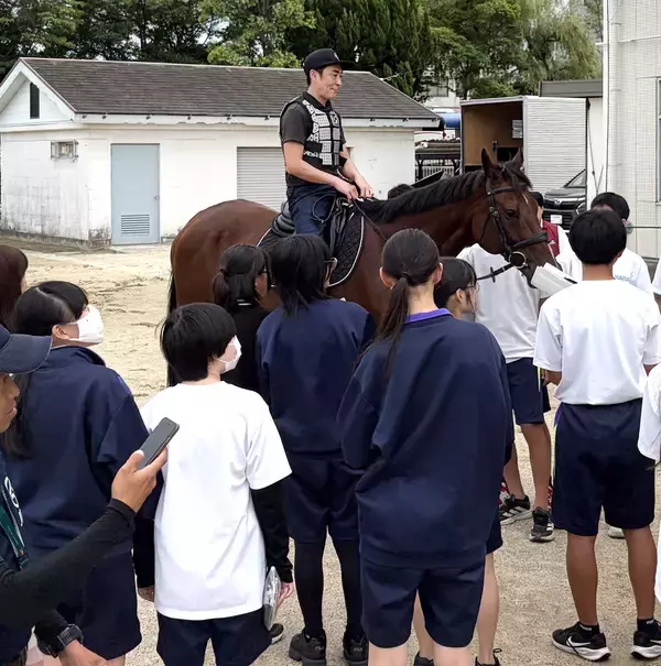 中学校の校庭に元競走馬が登場！　２２年ジャパンＣ制覇の渡辺調教師「私は４０００万をいただきました（笑）」ＪＲＡ職業講話