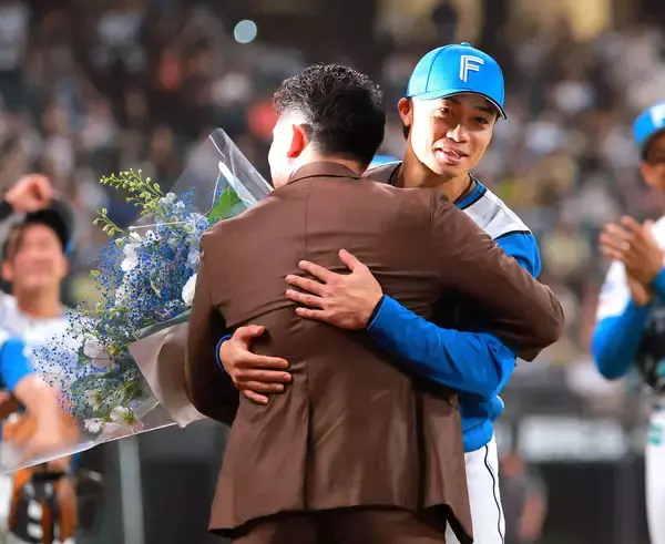 【日本ハム】引退試合・中島卓也　第１打席は一ゴロ　エスコンに横断幕　応援歌大合唱