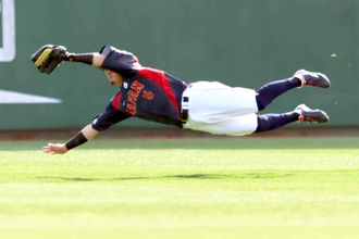 “ダルとサシ飯男”　侍・牧原大成のダイビング好捕に球場熱狂…マウンド上で高橋宏もバンザイ祝福
