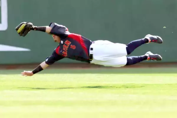 “ダルとサシ飯男”　侍・牧原大成のダイビング好捕に球場熱狂…マウンド上で高橋宏もバンザイ祝福
