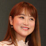 「鈴木奈々、金髪ボブにイメチェンした姿が話題に！メガネ＋黒パーカ姿での自撮りが「優勝」「口元かわいぃ～」」の画像1