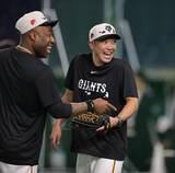 「【巨人】ウィーラーコーチが仰天サク越え　試合前に異例のフリー打撃　通算１３５発のパワー健在」の画像1