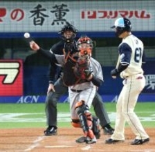 【巨人】岸田行倫が盗塁数リーグトップのヤクルト・岩田の二盗を刺す