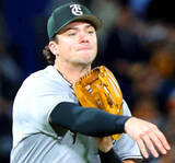 「【巨人】ダルベックが一塁で守備練習　前日まで６試合連続三塁で先発出場中」の画像1