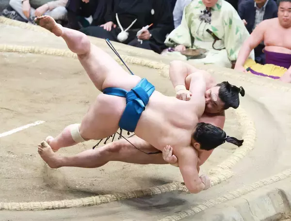 霧島　豪快うっちゃりで大逆転、単独首位に　驚異の粘りで琴栄峰との２敗対決を制す…２場所連続優勝に一歩前進