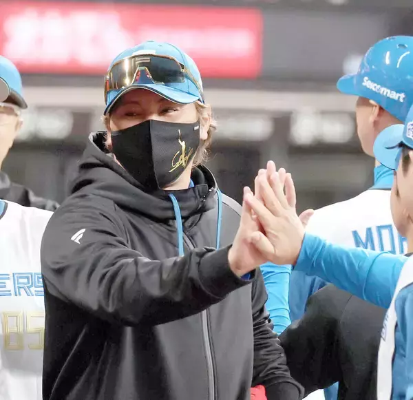 【日本ハム】新庄剛志監督がエスコンにお願い「ブルーの線越えたら光るようにしてもらわないと。テッテレーって（笑）」
