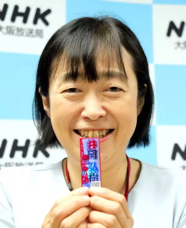 大阪人なら誰もが知ってる（？）井岡シール　ＮＨＫ大阪“西成特集”に井岡弘樹氏出演　新任局長もゲット