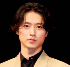 俳優の山﨑賢人、芸能界入りの経緯を告白「中２のとき若い女の人に…」「怖くていったん逃げた」