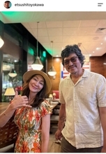 ６４歳・豊川悦司「最高な彼女と」　約４か月ぶり近影に「シブくてカッコイイ！」「蛇さんが」「タトゥー？」