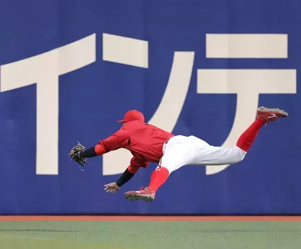 【広島】大盛穂がフェンス激突の命懸けの好捕でゲームセット　担架運ばれるも断って自力で歓喜のハイタッチへ