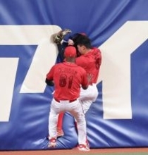 【広島】大盛穂がフェンス激突の命懸けの好捕でゲームセット　担架運ばれるも断って自力で歓喜のハイタッチへ