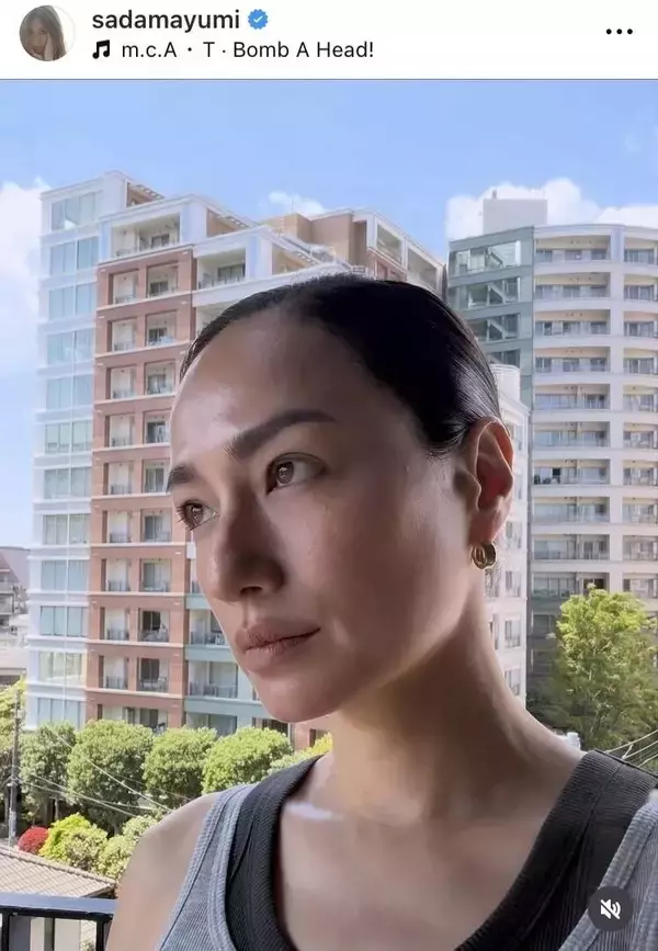 モデルで女優の佐田真由美、衝撃のビフォー＆アフターを公開「ヘアゴム取ったら安定のボンバヘッド」